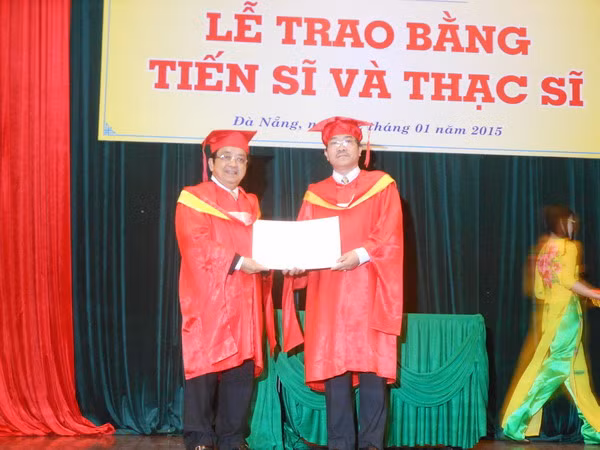 Ông Trần Văn Nam – Giám đốc ĐH Đà Nẵng trao bằng cho tân Tiến sĩ.