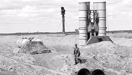 Tổ hợp S-300 đầu tiên đến Iran.