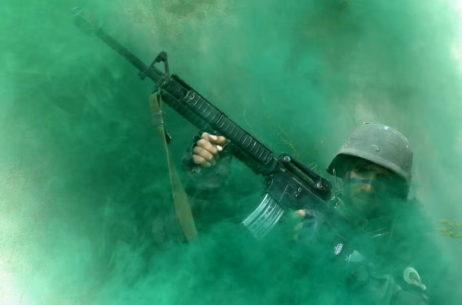 Một binh lính quân đội quốc gia Afghanistan tham dự cuộc tập trận gần Kabul Một binh lính quân đội quốc gia Afghanistan tham dự cuộc tập trận gần Kabul