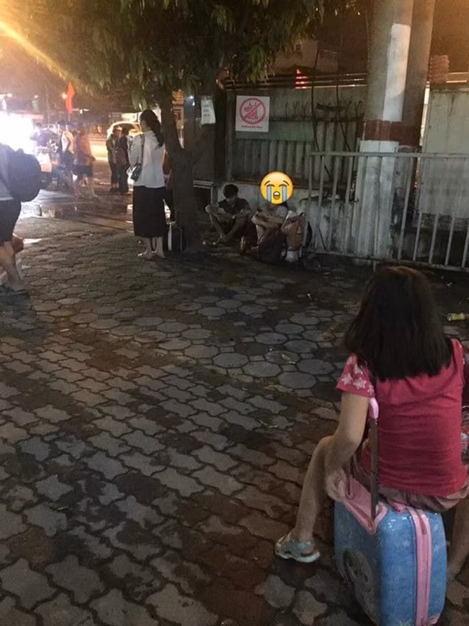 Hình ảnh hai cô gái phải đứng chờ xe về quê giữa đêm khiến nhiều người đồng cảm. Ảnh: Đăng Trọng Đức.