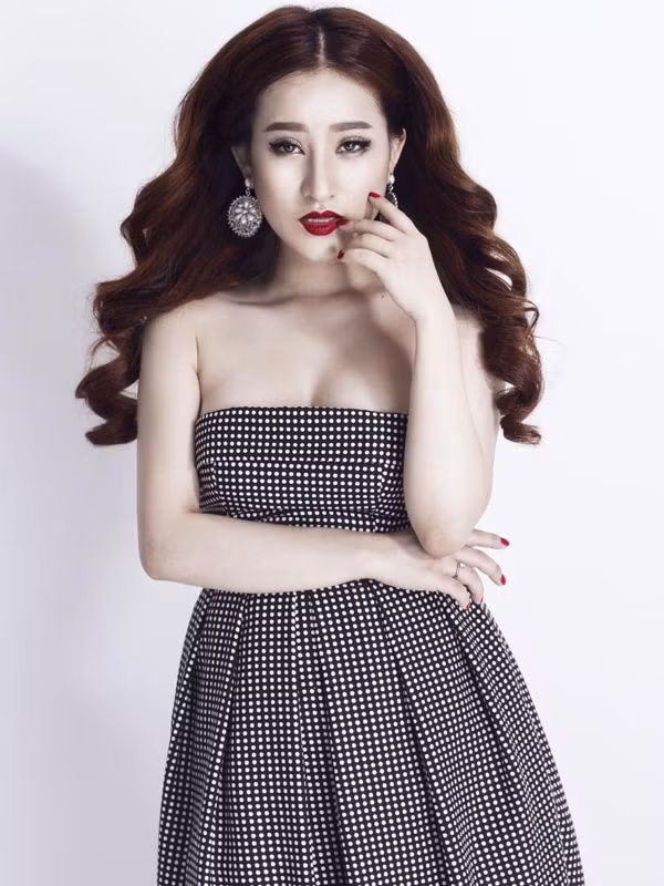 Qua tìm hiểu được biết, hot girl Ivy tên thật là Nhật Vy, cô sinh năm 1992 và từng có thời gian sinh sống và học tập ở nước ngoài.