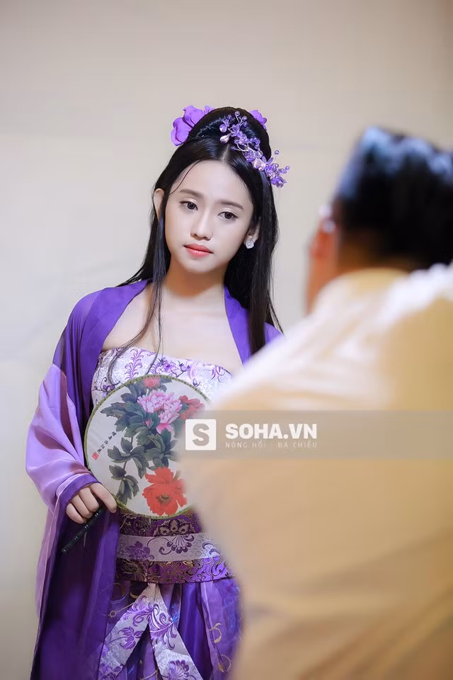  Dù chưa có nhiều kinh nghiệm diễn xuất nhưng Thúy Vi rất cố gắng thực hiện theo chỉ dẫn của người chỉ đạo hình ảnh và nhiếp ảnh gia 