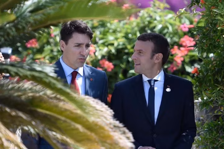 Ảnh tổng thống Pháp và thủ tướng Canada trò chuyện gây chú ý