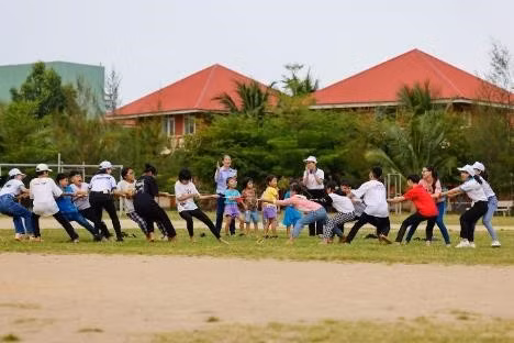 Đoàn công tác Quỹ sữa và Vinamilk tham gia các hoạt động vui chơi cùng các em nhỏ.