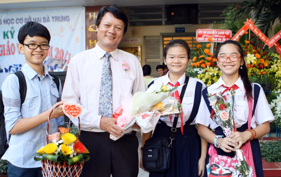Trẻ em Việt Nam chụp ảnh cùng giáo viên trong ngày tri ân các nhà giáo dục hàng năm của đất nước. (Ảnh: Tân Hoa Xã/Alamy Stock Photo).