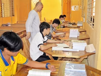 Sư thầy Thiện Đức luôn theo sát chuyện học hành các em.
