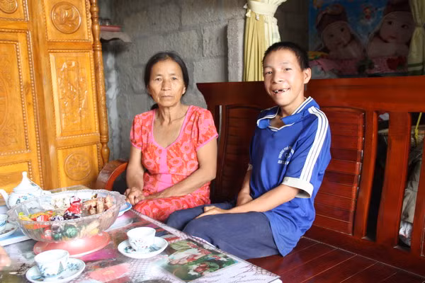 Cuộc sống khó khăn, gia đình bà Võ Thị Xép phải để con trai mới học đến lớp 7 bỏ học sang Lào làm thuê