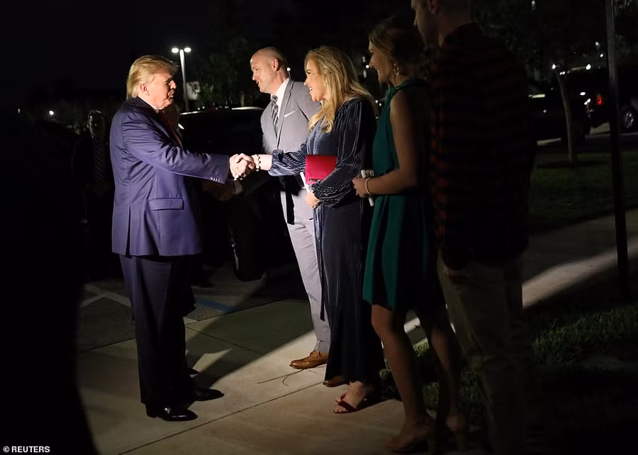Tổng thống Donald Trump được Mục sư trưởng Jimmy Scroggins và vợ của ông, bà Kristin chào đón khi đến Nhà thờ Gia đình ở West Palm Beach, Florida. Ông tới cùng đệ nhất phu nhân Melania Trump.