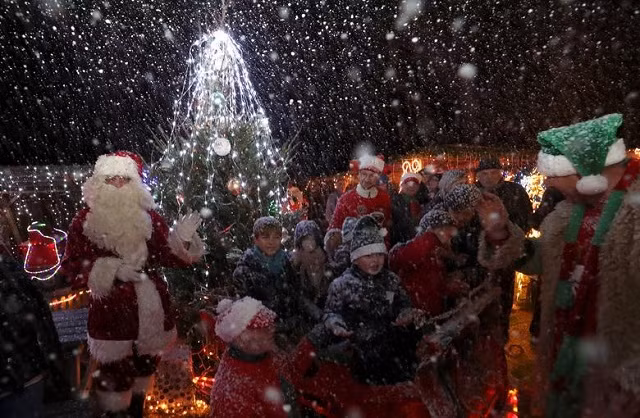 Ông già Noel vui với trẻ em ở Bỉ.