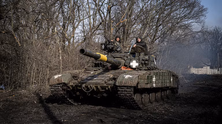 Binh sĩ Ukraine trên xe tăng.