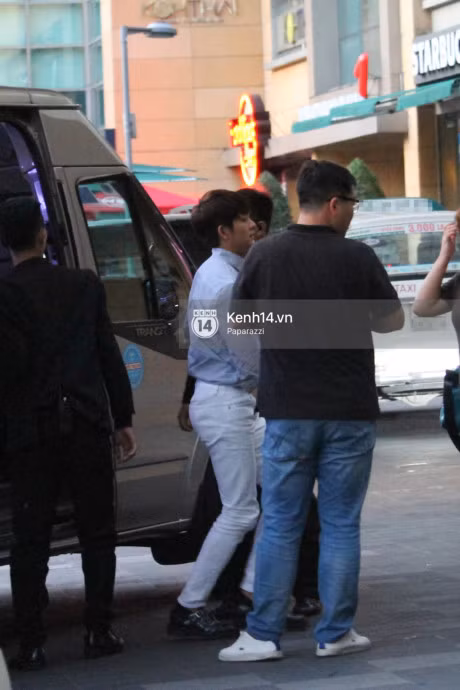 Kang Tae Oh thay do ngay tren xe khi ra san bay, vay tay chao fan Viet tro ve Han ngay trong dem - Anh 3