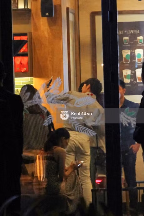Kang Tae Oh thay do ngay tren xe khi ra san bay, vay tay chao fan Viet tro ve Han ngay trong dem - Anh 10