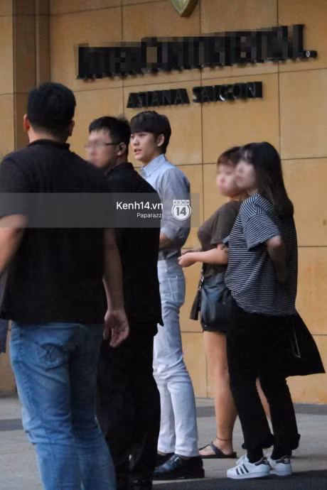 Kang Tae Oh thay do ngay tren xe khi ra san bay, vay tay chao fan Viet tro ve Han ngay trong dem - Anh 5