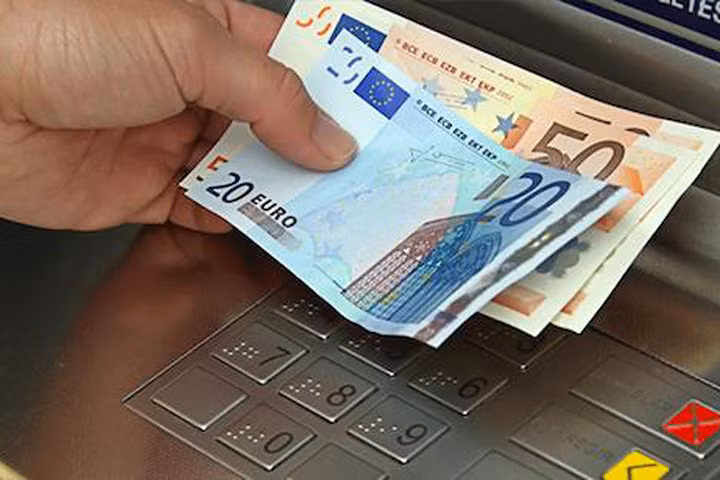 Nhiều ATM tự nhả hàng triệu USD