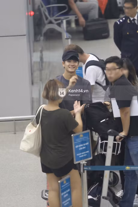 Kang Tae Oh thay do ngay tren xe khi ra san bay, vay tay chao fan Viet tro ve Han ngay trong dem - Anh 18