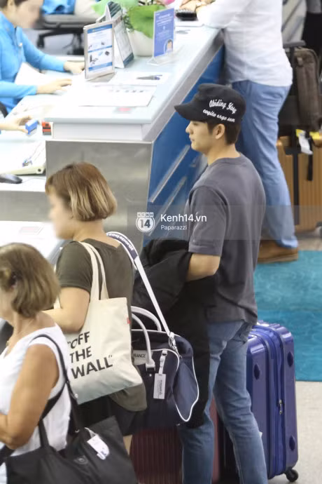 Kang Tae Oh thay do ngay tren xe khi ra san bay, vay tay chao fan Viet tro ve Han ngay trong dem - Anh 13