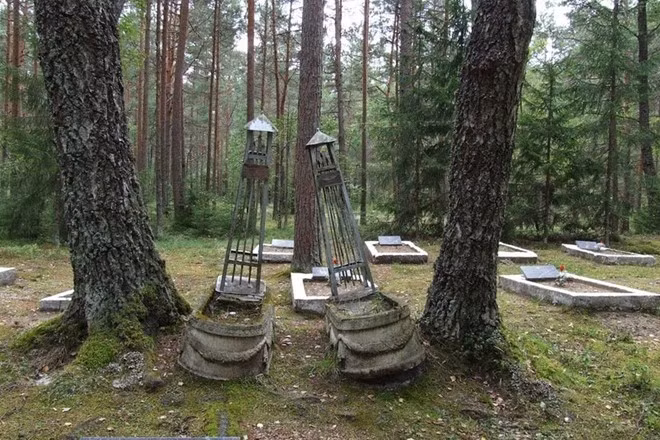 Ngày nay, mặc dù Estonia không thuộc Liên bang Nga, người dân địa phương vẫn bảo vệ nghĩa trang Không quân Amari. d