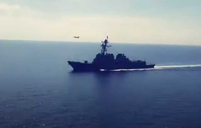 Chiến cơ Su-24M của Nga bay trước tàu chiến Anh.