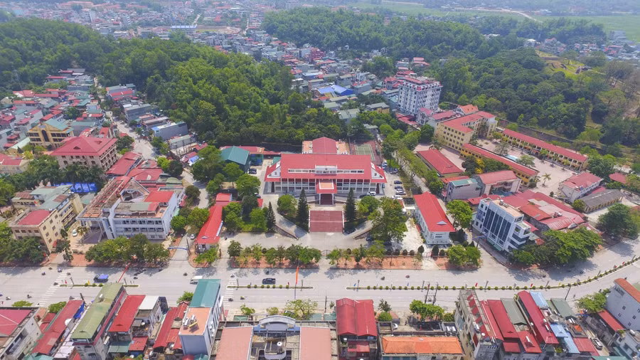 Trục đường Võ Nguyên Giáp chạy dọc trung tâm thành phố Điện Biên Phủ.