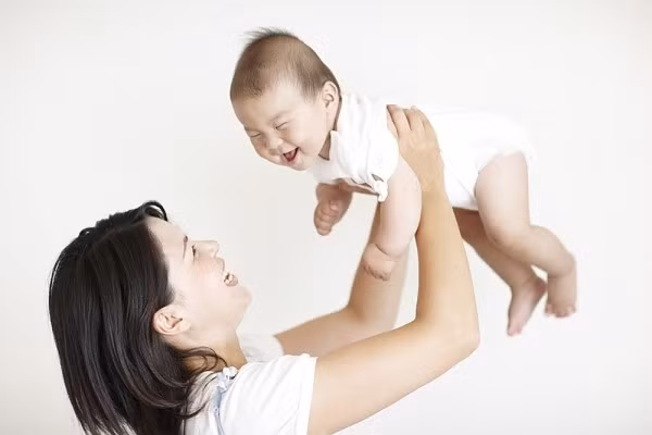 10 điều mẹ không nên làm vì có thể nguy hiểm tới trẻ nhỏ - Ảnh 2