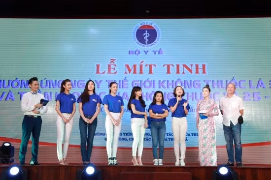 Những sao Việt nói không với thuốc lá