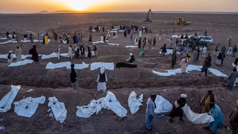 Người Afghanistan chôn cất hàng trăm người thiệt mạng trong trận động đất tại địa điểm gần huyện Zenda Jan, tỉnh Herat, Afghanistan, ngày 9/10. (Ảnh: AP)