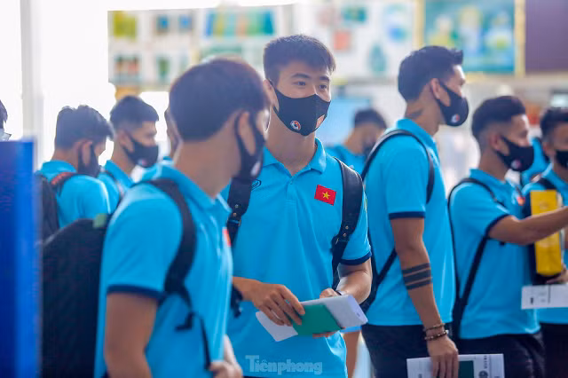 Liên quan các qui định về phòng, chống dịch COVID-19, hôm qua (24/5), toàn đội đã thực hiện lấy mẫu xét nghiệm RT-PCR để đảm bảo có chứng nhận âm tính với SARS-CoV-2 trước khi di chuyển sang UAE.