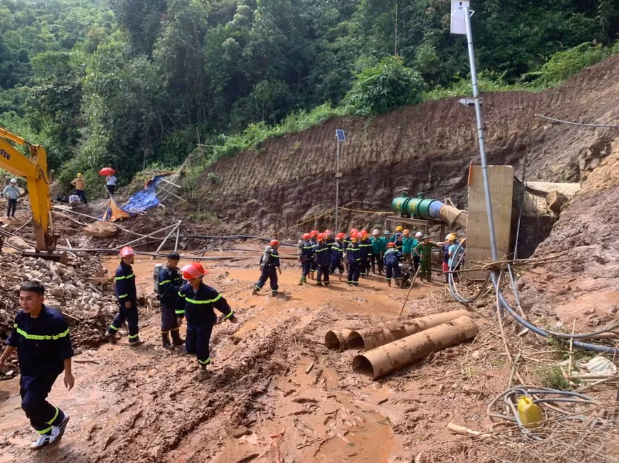 Hàng trăm người và phương tiện, máy móc được huy động để tìm kiếm nạn nhân. Hàng trăm người và phương tiện, máy móc được huy động để tìm kiếm nạn nhân.