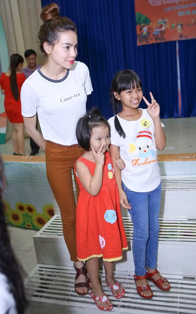 Hồ Ngọc Hà là một trong những nghệ sĩ tích cực trong các hoạt động thiện nguyện.Trước đó, nữ hoàng giải trí cũng có chuyến đi tương tự tại Hà Nội. Trong ảnh, cô nhiệt tình khi được các fan nhí vây quanh, xin chữ ký và chụp ảnh. s