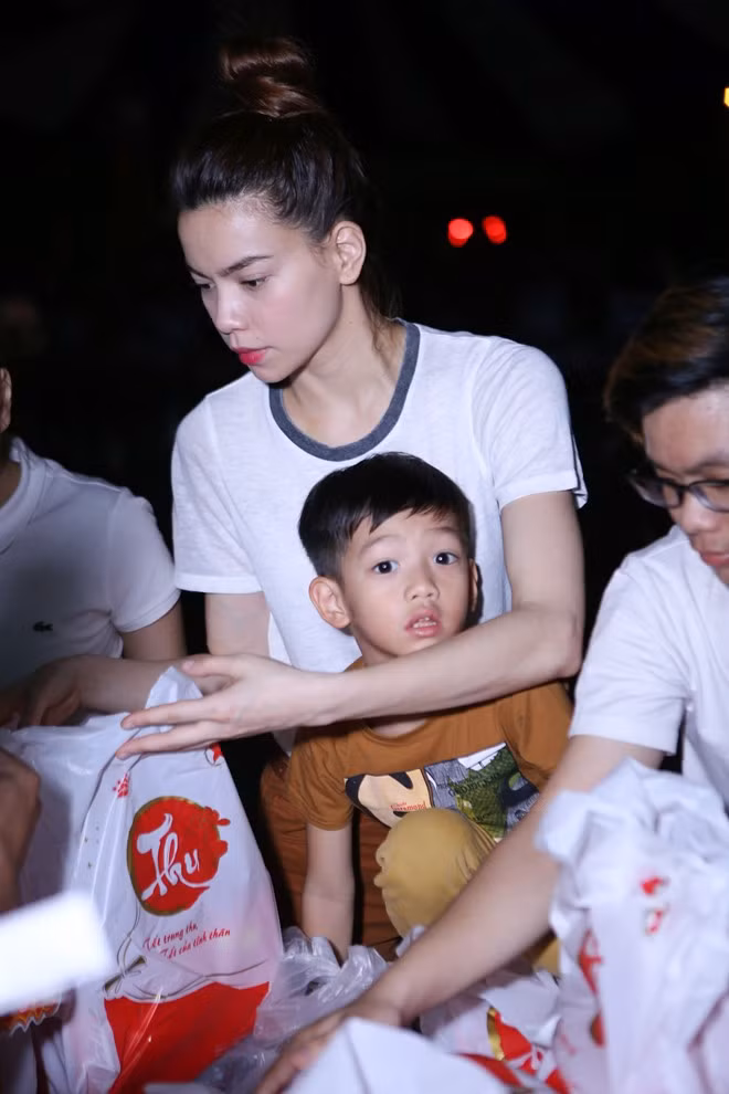 Tối 24/9, Hồ Ngọc Hà cùng các ca sĩ đàn em và FC có 2 chuyến đi Cần Giờ và Nhà Bè để tặng quà Trung thu đến các em nhỏ. Lần này, nữ ca sĩ đưa con trai Subeo đi cùng. s