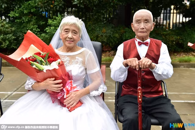 Chùm ảnh 22 cặp vợ chồng già hạnh phúc trong ngày “đám cưới vàng“
