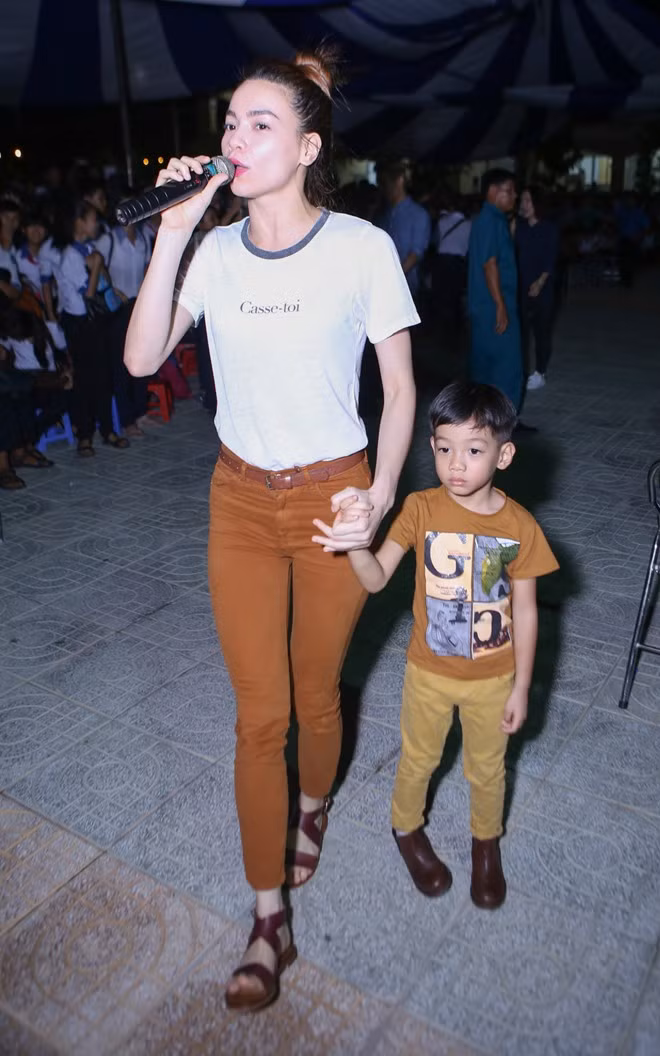 Subeo cùng mẹ và ca sĩ Thái Trinh, Đào Bá Lộc, Sơn Ngọc Minh di chuyển khắp sân trường để giao lưu, ca hát với những em nhỏ. s