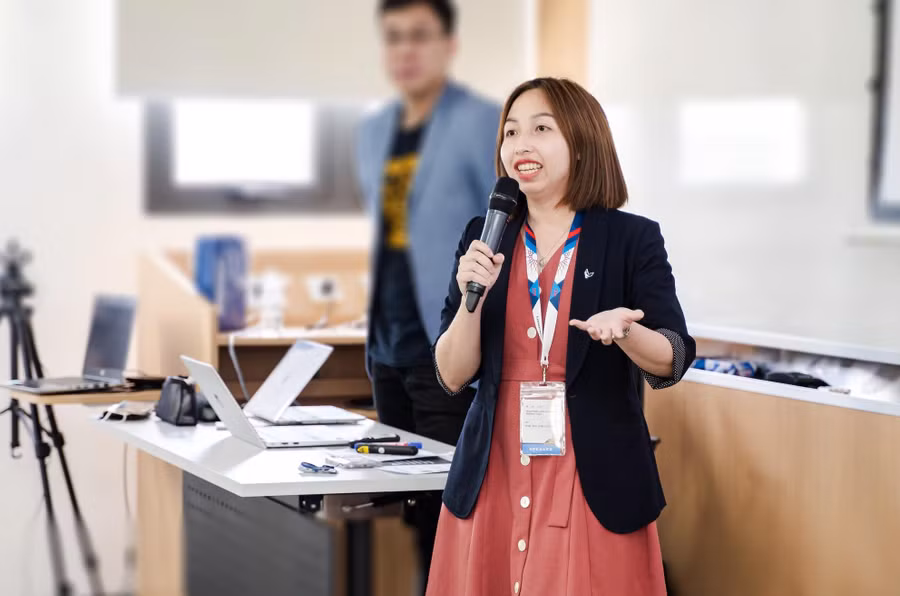 Tiến sĩ Phí Thị Linh Giang, Giám đốc Trung tâm khởi nghiệp Trường Đại học VinUni chia sẻ về mô hình hỗ trợ sinh viên khởi nghiệp tại VinUni trong Hội nghị Đổi mới dạy và học. Tiến sĩ Phí Thị Linh Giang, Giám đốc Trung tâm khởi nghiệp Trường Đại học VinUni chia sẻ về mô hình hỗ trợ sinh viên khởi nghiệp tại VinUni trong Hội nghị Đổi mới dạy và học.
