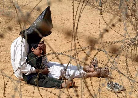 Bức ảnh “Tù nhân chiến tranh người Iraq” được thực hiện năm 2002 bởi nhiếp ảnh gia Jean-Marc Bouju