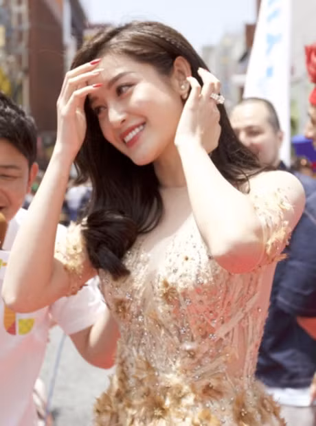 Huyền My được vây quanh trên tại thảm đỏ liên hoan phim Nhật Bản - Ảnh 2 Huyen My duoc vay quanh tren tai tham do lien hoan phim Nhat Ban - Anh 2