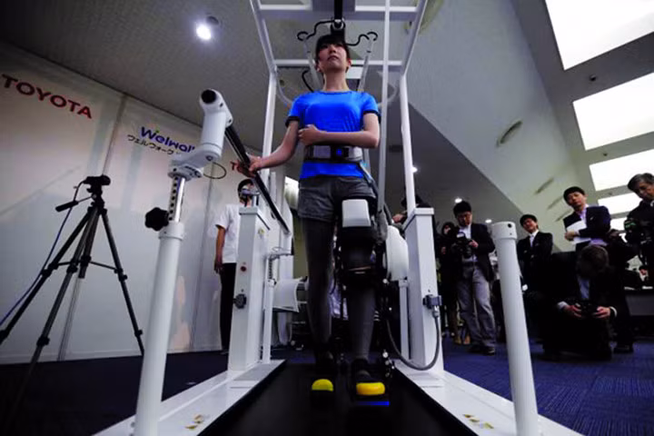 Mô hình robot Welwalk WW-1000 của Toyota giúp hỗ trợ việc phục hồi cho người bị liệt chi dưới được giới thiệu tại Tokyo vào ngày 12/4. (Ảnh: Reuters) 