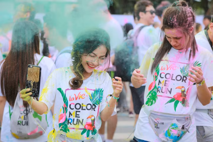 Trai xinh gái đẹp Hà Nội tưng bừng với lễ hội bột màu Color Me Run