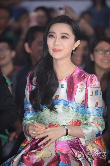 Diễn viên Hoa ngữ tiết lộ, người ngoài nghĩ cô có cuộc sống giàu sang, ở nhà lầu, xe hơi, nhưng kỳ thực cô sống rất đơn giản: "Người ta nghĩ tôi ở biệt thự cao cấp, như kỳ thực không phải. 10 năm rồi tôi sống quen ở ngôi nhà cũ, giờ vẫn vậy, nơi đó dù không rộng lắm nhưng tôi thấy phong thủy rất tốt, ở một mình cũng thấy an toàn, quả thực không lúc nào muốn rời đi". bb-4-2167-1443226885.jpg
