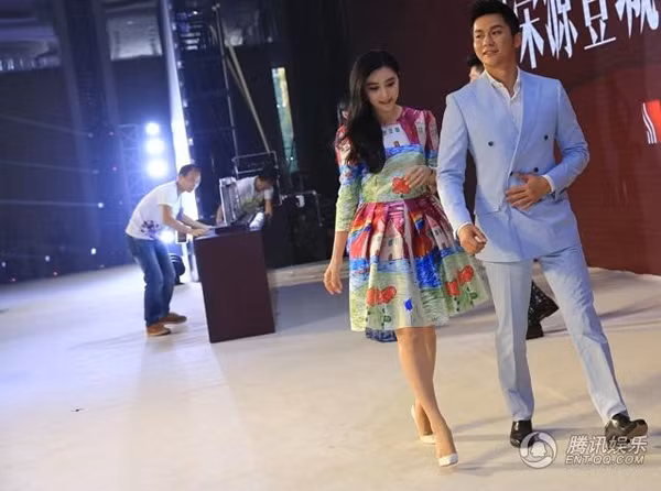 Băng Băng sánh vai Lý Thần trong sự kiện. Cô đào "Dương Quý Phi" chia sẻ, dù không phung phí nhưng cô cũng thường tự thưởng cho những nỗ lực của mình bằng cách shopping, gặp gỡ, vui chơi với bạn bè... bb-2-9321-1443226884.jpg