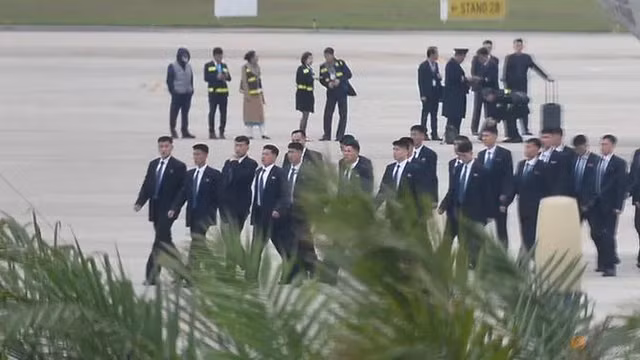 Họ là những nhân viên an ninh được cho là sẽ bảo vệ Chủ tịch Kim Jong-un khi tham dự thượng đỉnh tại Hà Nội. Ảnh: Reuters