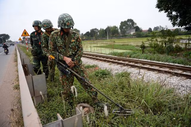 Công tác rà mìn tại ga Đồng Đăng. Ảnh: Reuters.
