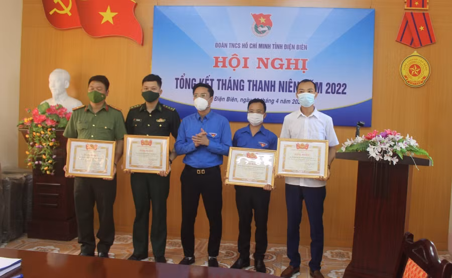 Anh Đặng Thành Huy, Bí thư Tỉnh đoàn Điện Biên trao Bằng khen cho các cá nhân, tập thể có thành tích xuất sắc trong Tháng thanh niên.