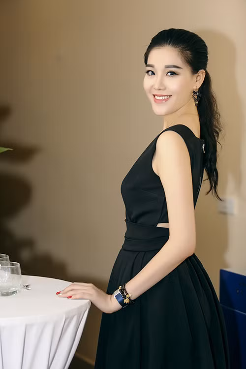 Siêu mẫu Hạ Vy tươi tắn bên hai cậu con trai - 10
