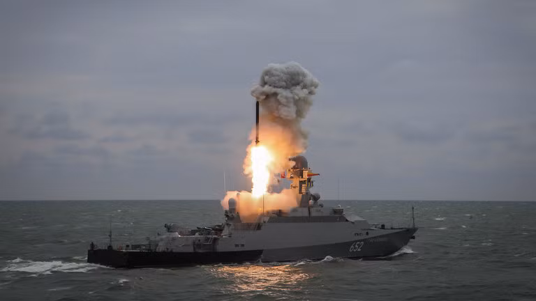 Tàu chiến Nga phóng tên lửa Kalibr. (Ảnh: Sputnik / Denis Abramov).