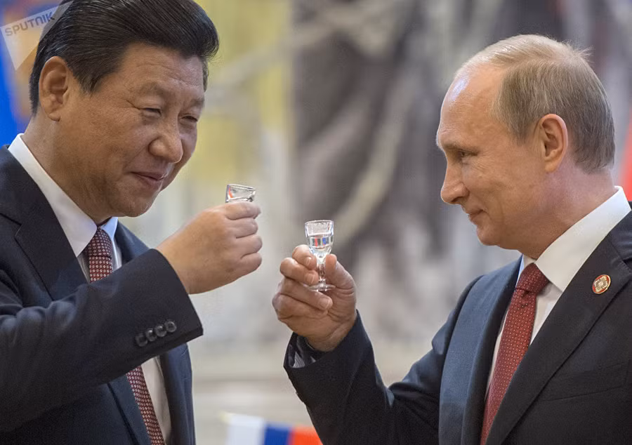 Tổng thống Putin và Chủ tịch Trung Quốc Tập Cận Bình (trái) sau khi ký kết một số thỏa thuận chung ở Thượng Hải