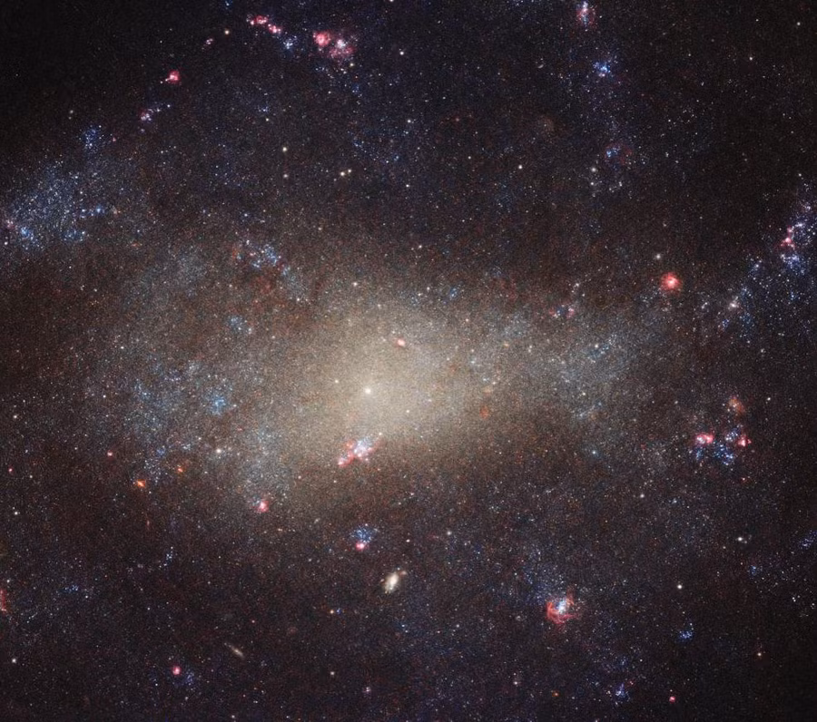 Một dải ngân hà ở chòm sao ở bắc bán cầu của Canes Venatici - cách Trái đất khoảng 30 triệu năm ánh sáng Một dải ngân hà ở chòm sao ở bắc bán cầu của Canes Venatici - cách Trái đất khoảng 30 triệu năm ánh sáng