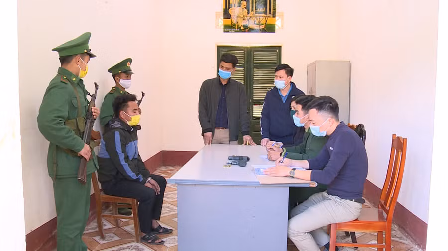Đối tượng Vừ A Xế và tang vật tại cơ quan điều tra. Ảnh: Anh Dũng.