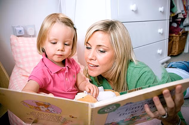 Trẻ em đọc sách có một hình ảnh minh họa trên một trang sẽ học từ ngữ nhanh hơn