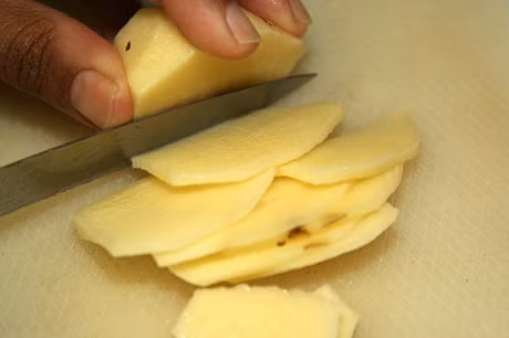 Vi sao phai got vo va ngam khoai tay trong nuoc sau khi so che? - Anh 4