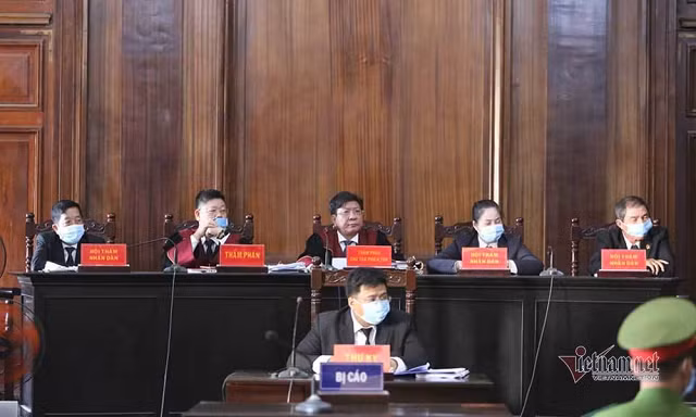 Sức khỏe đại gia Dương Thị Bạch Diệp không tốt, phiên tòa tạm dừng ảnh 2